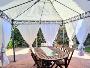 *Appartamento con ampia Veranda vicino al mare *