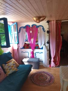 Sejours chez l'habitant Git'an Perigord Roulotte bella : photos des chambres