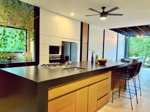 GLASS JUNGLE VILLA with amazing green views -10 min DT