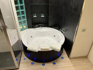 Black and White Suitte "Marques" - Noja