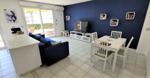 Appartements L'Atalante, 2 pieces 47m2 renove residence piscine : photos des chambres