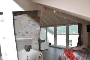 White suite - Jacuzzi, Swimming pool & Lake view