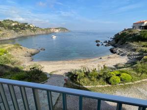AZUR-Les pieds dans leau-Vue sur Mer et Clocher de Collioure en toile de fond - WIFI FIBRE- PARKING Couvert