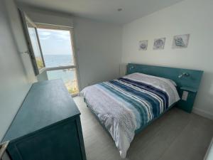 AZUR-Les pieds dans leau-Vue sur Mer et Clocher de Collioure en toile de fond - WIFI FIBRE- PARKING Couvert