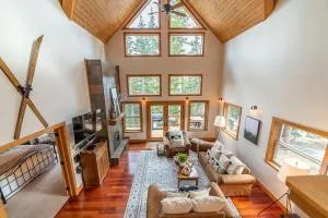 Luxury House with Plenty of Room and Amazing Location - Lookout Lodge - Dudley