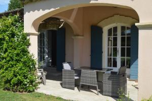 Maisons de vacances LS2-375 CARABANO Partie de maison avec piscine a partager, 2 personnes, a Cheval Blanc, Luberon, Provence : photos des chambres