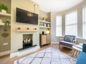 Amazing 2BR Townhouse in Fab District - Queens Uni - Pass the Keys