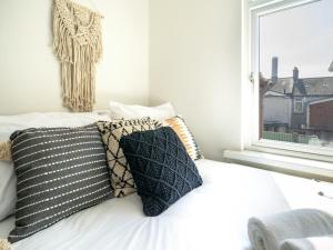 Amazing 2BR Townhouse in Fab District - Queens Uni - Pass the Keys