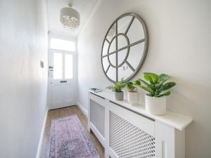 Amazing 2BR Townhouse in Fab District - Queens Uni - Pass the Keys