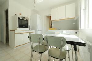 Maisons de vacances Maison pour 10 avec jardin pres de la mer : photos des chambres