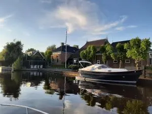 PUUR Eastermar - monumentaal, authentiek en luxe koetshuis aan open vaarwater met jacuzzi en sauna - Oostermeer
