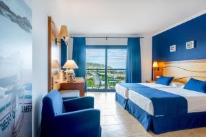 Superior Twin Room with Sea View room in Hotel Garbi
