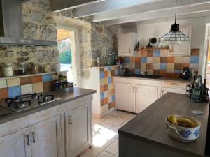 Maisons de vacances Mas de charme Jas de Berrias piscine proche Les Vans Ruoms Gorges Ardeche : photos des chambres