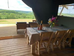 Tentes de luxe Safari tent lodges with a beautiful view at Lot Sous Toile : photos des chambres