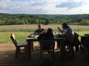 Tentes de luxe Safari tent lodges with a beautiful view at Lot Sous Toile : photos des chambres