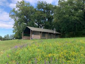 Tentes de luxe Safari tent lodges with a beautiful view at Lot Sous Toile : photos des chambres