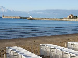 Studio agréable face mer avec balcon à 50m plage - FR-1-92-623