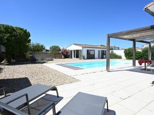 Villa Sainte-Marie-de-Ré, 4 bedrooms, 8 persons - FR-1-258-17