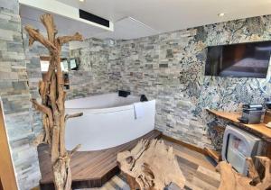 Hotels VIP Paris Yacht Hotel & Spa : Suite avec Jacuzzi