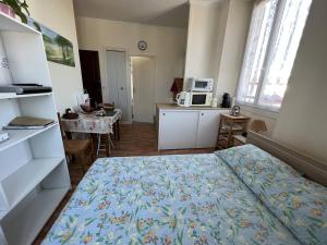 Studio lumineux à Cambo-les-Bains, proche thermes, coin nuit, kitchenette, internet, animaux acceptés - FR-1-495-10