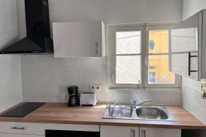 Cozy mezzanine studio in Old Antibes with Wi-Fi & AC