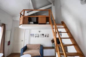 Cozy mezzanine studio in Old Antibes with Wi-Fi & AC