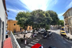 Cozy mezzanine studio in Old Antibes with Wi-Fi & AC