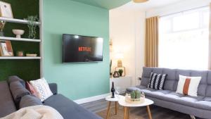 Bevington House - 3 Bedroom - Sleeps 8 - Parking