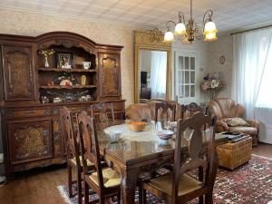 Maisons de vacances Charmante maison familiale avec cour fermee, proche randonnees et sites naturels - FR-1-489-277 : photos des chambres