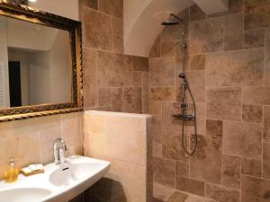 Le 9 de Cour, Chambre Caouette