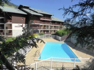 Appartement 4 pers., village, proche pistes, piscine lété, commerces à pied - FR-1-342-141