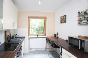 ALFA Apartment Stuttgart Mitte 2 Zimmer City-Lage Berliner Platz Balkon Netflix Küche WM l 2BR 5 Beds 6 People l Fully equipped Kitchen & Bathroom