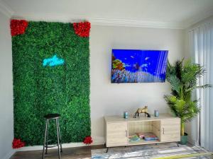 Tropical Breeze - 2BRNRGMedical CenterGalleria