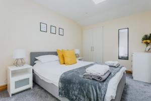 Cosy 2nd Floor Apartment  King Size Bed Free Parking