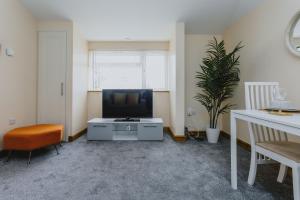 Cosy 2nd Floor Apartment  King Size Bed Free Parking