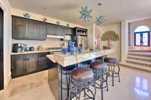 Casa Verde in Cabo San Lucas - 3 Mi to Marina!