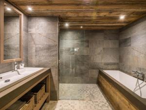 Appartement skis aux pieds avec espace bien-être, 3 chambres, cheminée, et terrasse à Méribel - FR-1-565-3