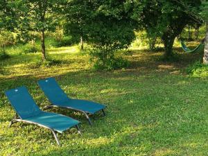 Sejours a la ferme Gites Les Perouilles - La Roulotte Climatisee avec Jacuzzi de Josepha : photos des chambres