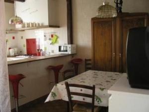 Gîte Champêtre avec Piscine Chauffée, Cheminée, et Terrasse en Plein Sud - FR-1-410-131