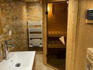 Maisons de vacances Gite Le Menoux, 3 pieces, 5 personnes - FR-1-591-193 : photos des chambres