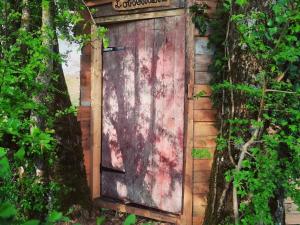 Maison indépendante avec grand jardin, terrasse, plan deau sécurisé et salle de jeux près du lac dÉguzon - FR-1-591-216