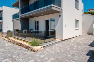 Apartment Mia Šimuni by Pag tours