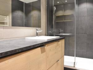 Studio skis aux pieds à Méribel – Centre, commerces à 100m, piscine estivale, ascenseur, casier à skis - FR-1-180-549