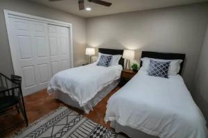 Best Location in Scottsdale, 8 Bedroom House, Heated Pool, Spa, Game room, BBQ, Putting Green