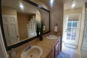 Best Location in Scottsdale, 8 Bedroom House, Heated Pool, Spa, Game room, BBQ, Putting Green