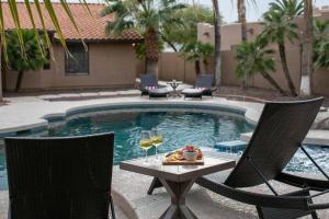 Best Location in Scottsdale, 8 Bedroom House, Heated Pool, Spa, Game room, BBQ, Putting Green