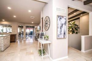 Best Location in Scottsdale, 8 Bedroom House, Heated Pool, Spa, Game room, BBQ, Putting Green