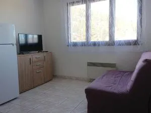 Studio Cabine Aux Angles avec Garage et Equipements Complets - FR-1-593-62 - Matemale