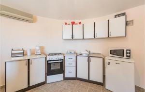 One-Bedroom Holiday Home In Zminj