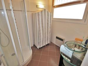 Studio Centre-Ville Royan : Plages et Commerces à Pied, Balcon, Parking Gratuit - FR-1-550-7